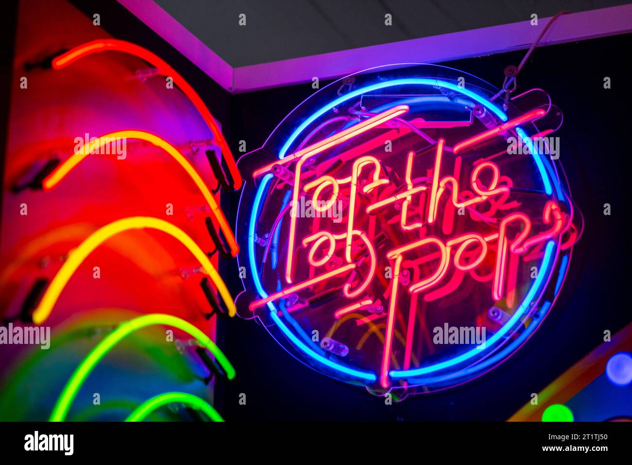 © Jeff Moore Neon arte al God's Own Junkyard in mostra all'Other Art Fair nella fabbrica di birra Truman di Londra. Per festeggiare i loro 70 anni di attività Foto Stock