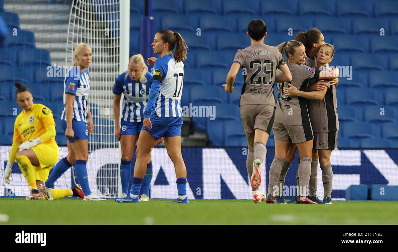 Brighton, Regno Unito. 15 ottobre 2023. Ria Percival (R) del Tottenham celebra il terzo gol degli Spurs durante la partita di Super League femminile Barclays tra Brighton e Hove Albion e Tottenham Hotspur all'American Express Stadium di Brighton. Crediti: James Boardman/Alamy Live News Foto Stock