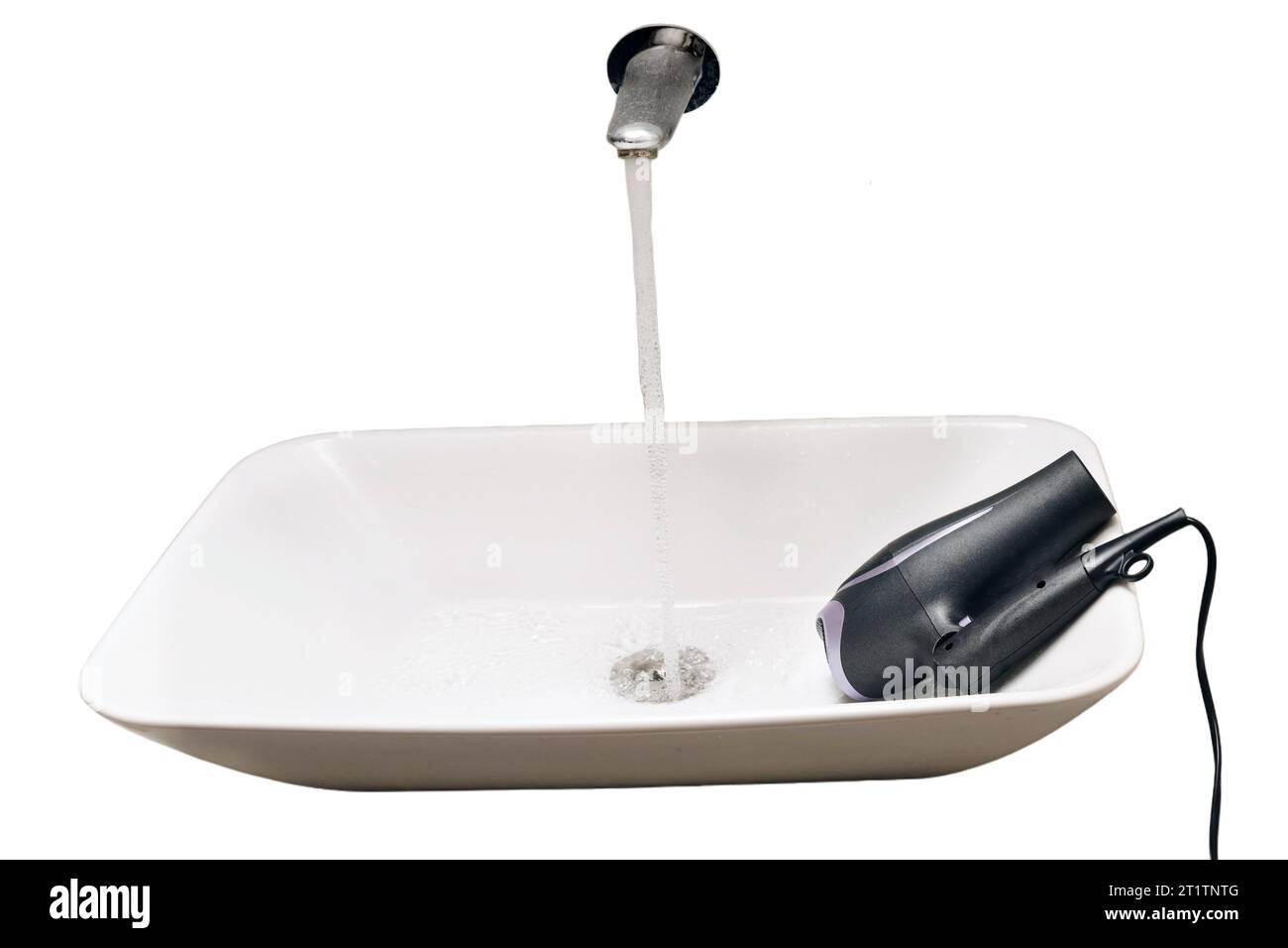In bagno possono verificarsi scosse elettriche, isolate su sfondo bianco. Un apparecchio elettrico si trova pericolosamente in un lavandino con acqua corrente Foto Stock