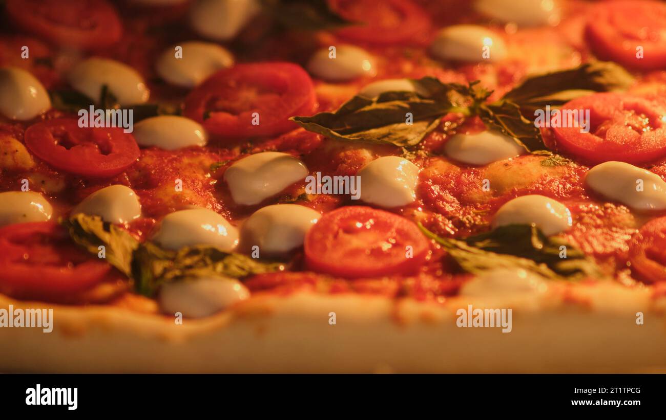 La pizza viene preparata nel forno in una cucina casalinga Foto Stock