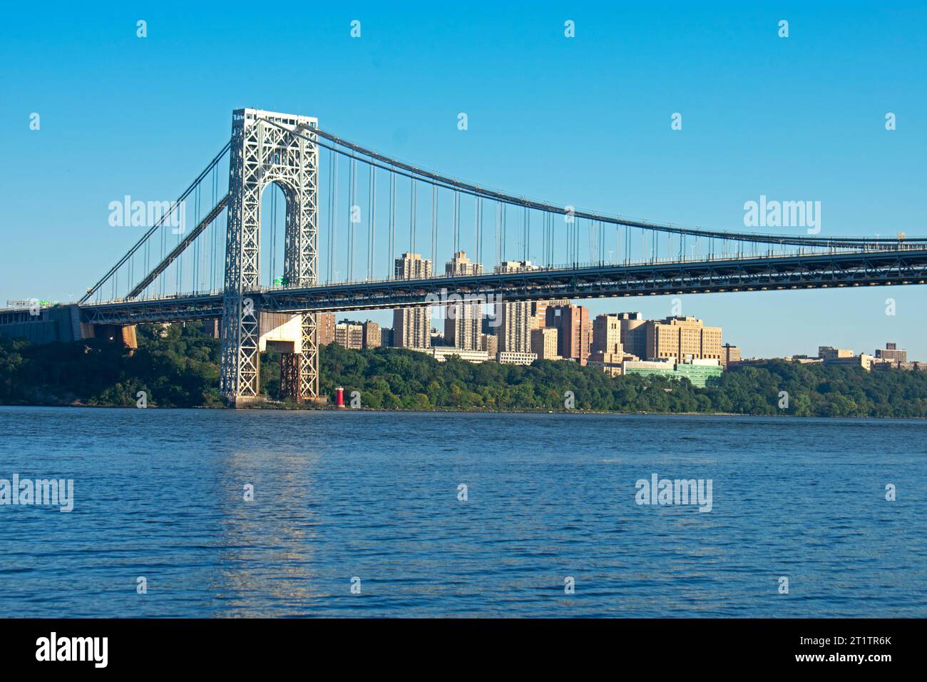 George Washington Bridge con riflesso nel fiume Hudson visto dall'area picnic di Ross Dock, Fort Lee, New Jersey -27 Foto Stock