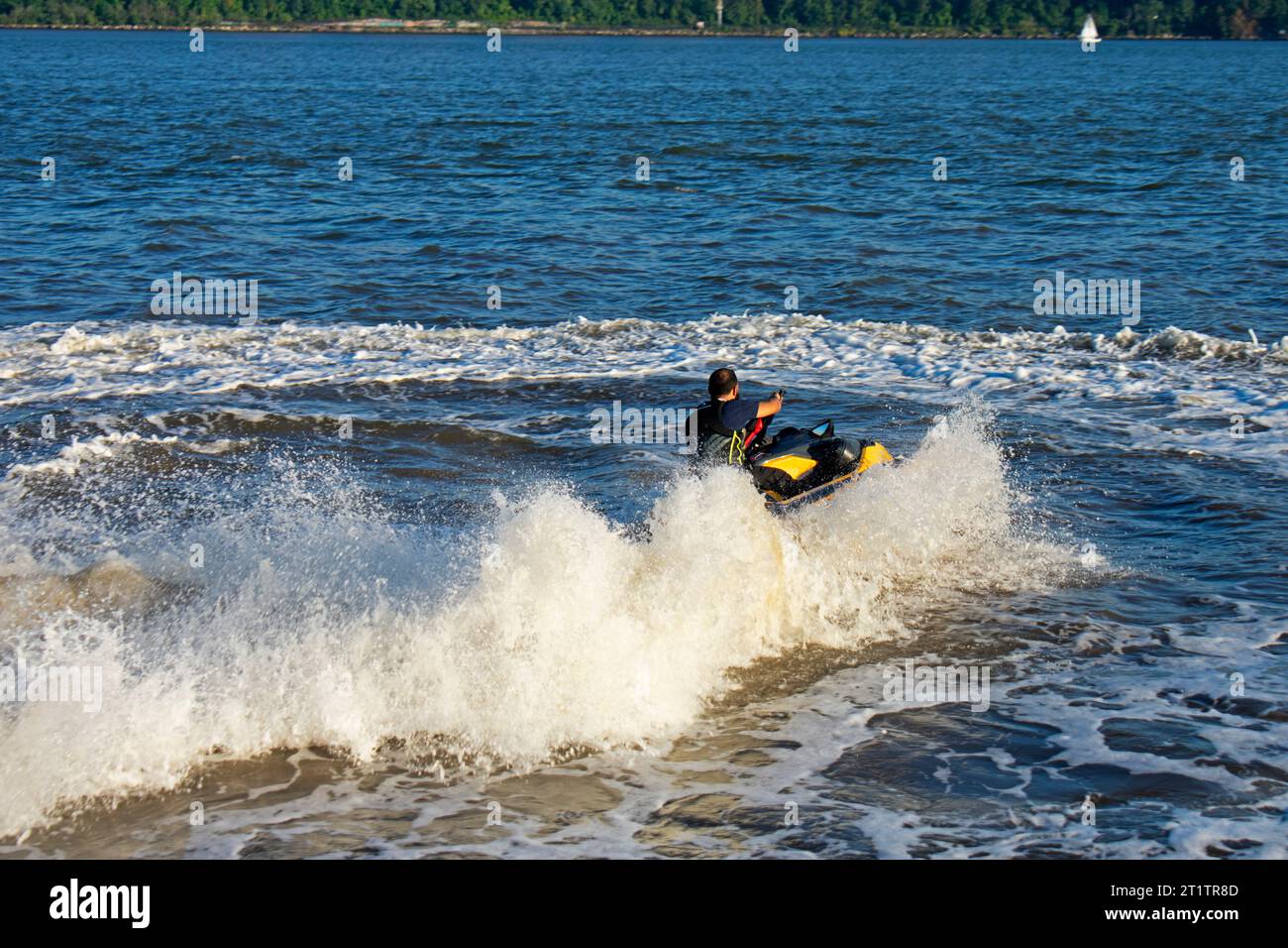 Persona che si gode l'acqua in giro per la moto d'acqua sul fiume Hudson in una calda giornata autunnale Foto Stock