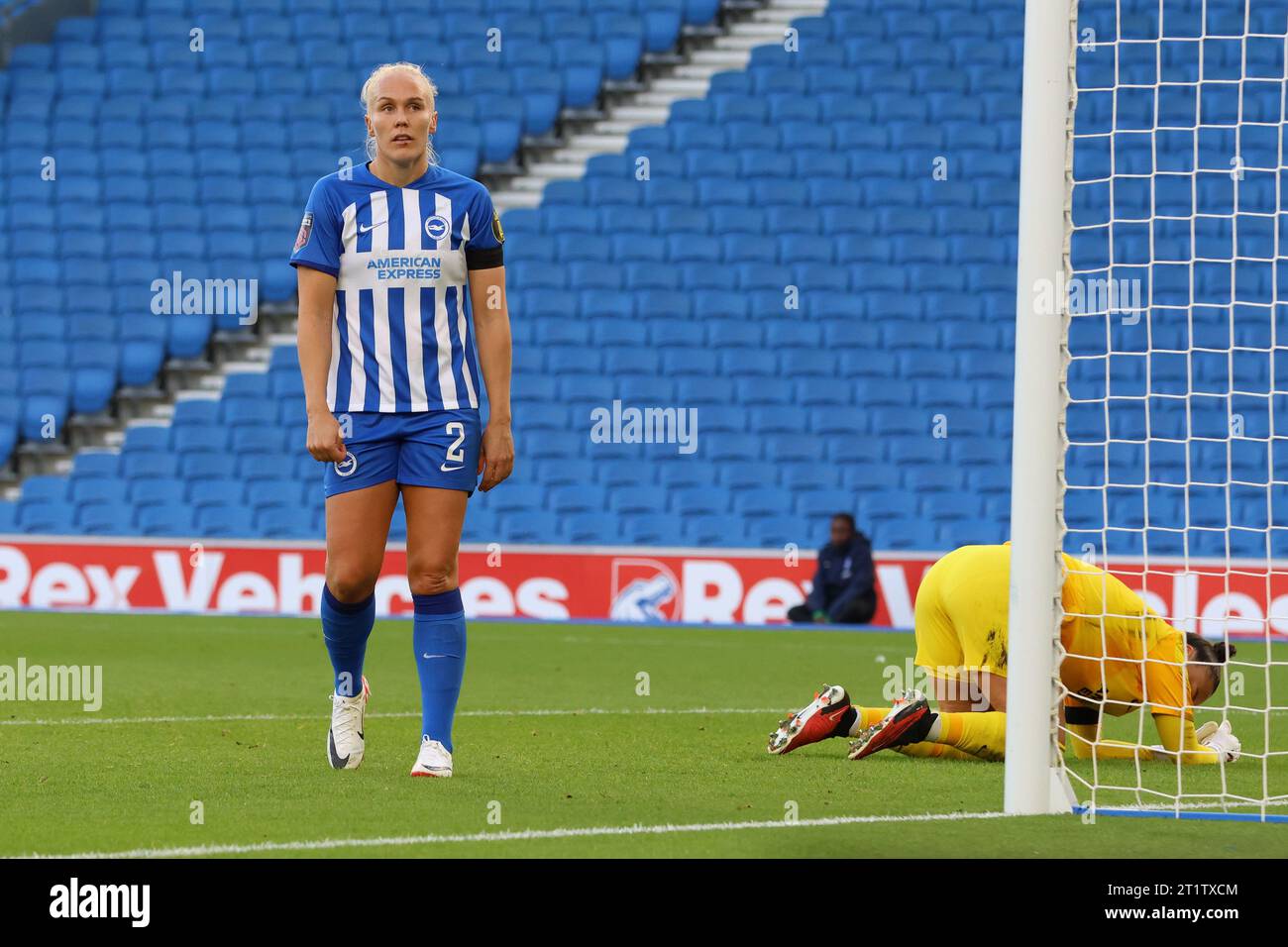 Brighton, Regno Unito. 15 ottobre 2023. Brighton, Inghilterra, 15 ottobre 2023: Una delusa difensore Maria Thorisdottir (2 Brighton & Hove Albion) che cede un portiere durante la partita WSL tra Brighton & Hove Albion e Tottenham all'Amex Stadium di Brighton, Inghilterra, il 15 ottobre 2023. (Bettina Weissensteiner/SPP) credito: SPP Sport Press Photo. /Alamy Live News Foto Stock