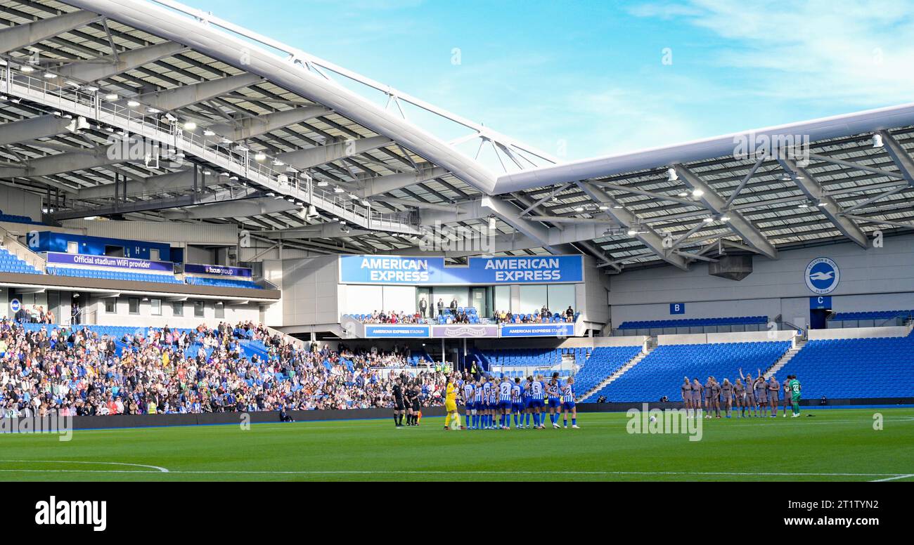 Brighton Regno Unito 15 ottobre 2023 - tifosi e giocatori si fermano per un minuto di silenzio nei confronti di coloro che perdono la vita in Medio Oriente durante la partita di calcio femminile della Super League di Barclays tra Brighton e Hove Albion e Tottenham Hotspur all'American Express Stadium (solo per uso editoriale): Credit Simon Dack /TPI/ Alamy Live News Foto Stock