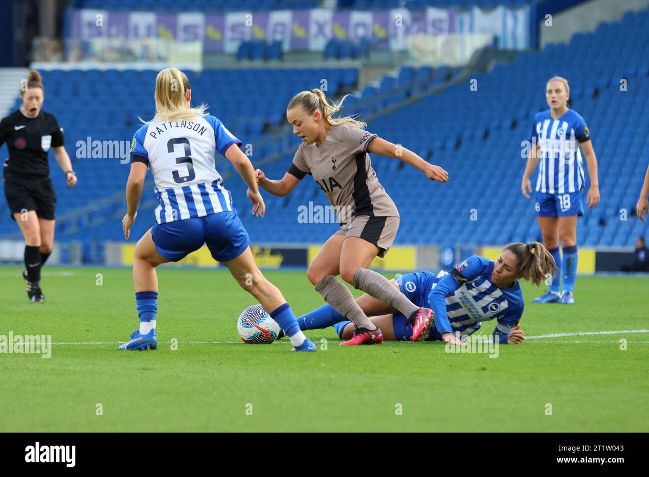 Brighton, Regno Unito. 15 ottobre 2023. Brighton, Inghilterra, 15 ottobre 2023: Olga Ahtinen (20 Tottenham Hotspur) lotta per la palla con i giocatori Brighton & Hove Albion Vicky Losada (6) e Poppy Pattinson (3) durante la partita WSL tra Brighton & Hove Albion e Tottenham all'Amex Stadium di Brighton, Inghilterra, il 15 ottobre 2023. (Bettina Weissensteiner/SPP) credito: SPP Sport Press Photo. /Alamy Live News Foto Stock