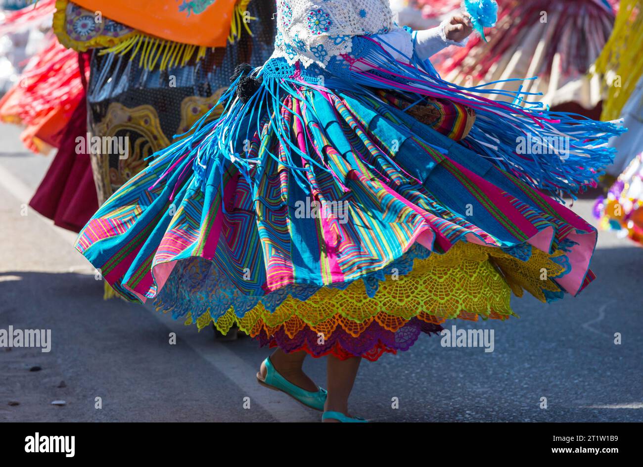 Un letto singolo.Decorazioni colorate sulla medicazione carnaval in Perù, Sud America Foto Stock