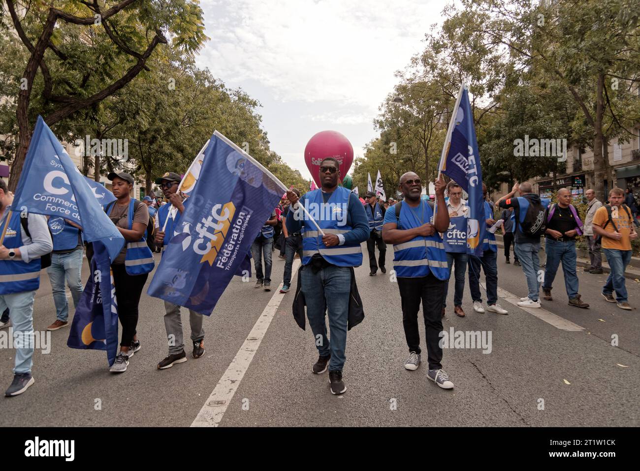 Parigi, Francia.13 ottobre 2023.dimostrazione intersindacale per l'aumento dei salari, per l'uguaglianza di genere, contro l'austerità, pensioni a Parigi, Francia Foto Stock