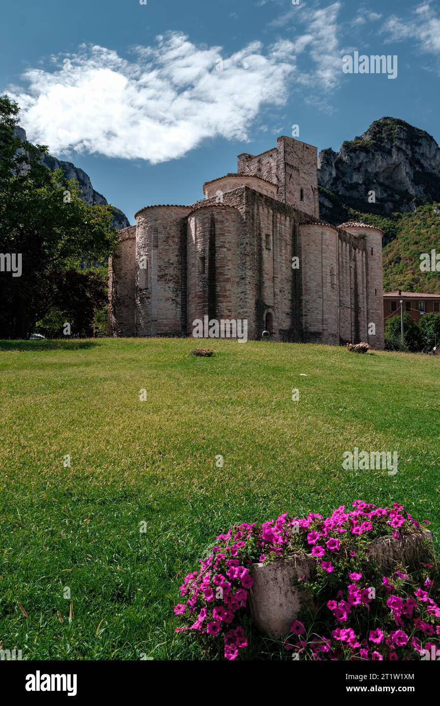 Vista della storica abbazia di San Vittore nelle Marche, Italia Foto Stock