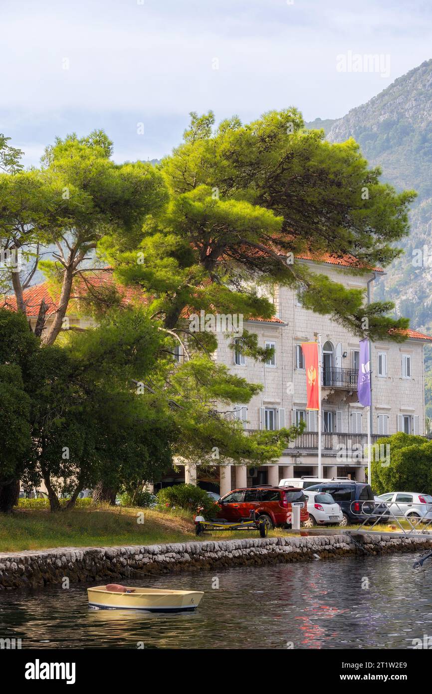 Kotor, Montenegro - 20 settembre 2023: Costruzione dell'Istituto di Biologia Marina a Dobrota Foto Stock