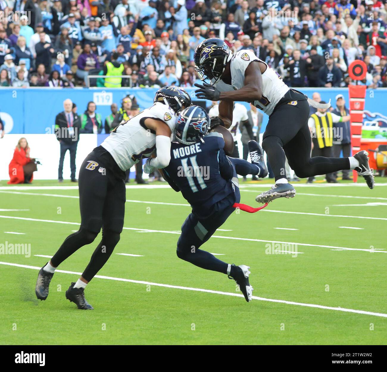 Londra, Regno Unito. 15 ottobre 2023. Il wide receiver dei Tennessee Titans Chris Moore prese il football durante la loro partita contro i Baltimore Ravens nella gara delle NFL International Series a White Hart Lane a Londra domenica 15 ottobre 2023. I Ravens batterono i Titans 24-16. Foto di Hugo Philpott/UPI credito: UPI/Alamy Live News Foto Stock