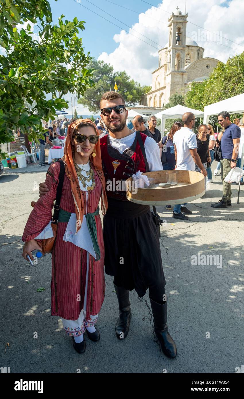 Una coppia in abiti tradizionali al festival Amargeti Olive, Repubblica di Cipro. Foto Stock