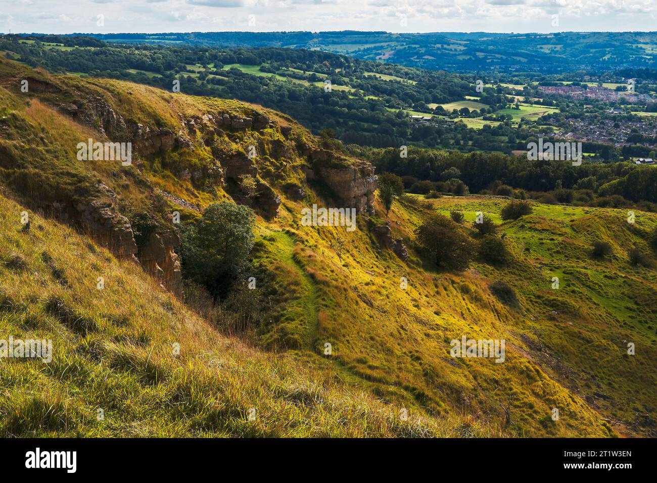 Castle Rock e le pendici di Cleeve Hill sul percorso della Cotswold Way nel Gloucestershire. Foto Stock
