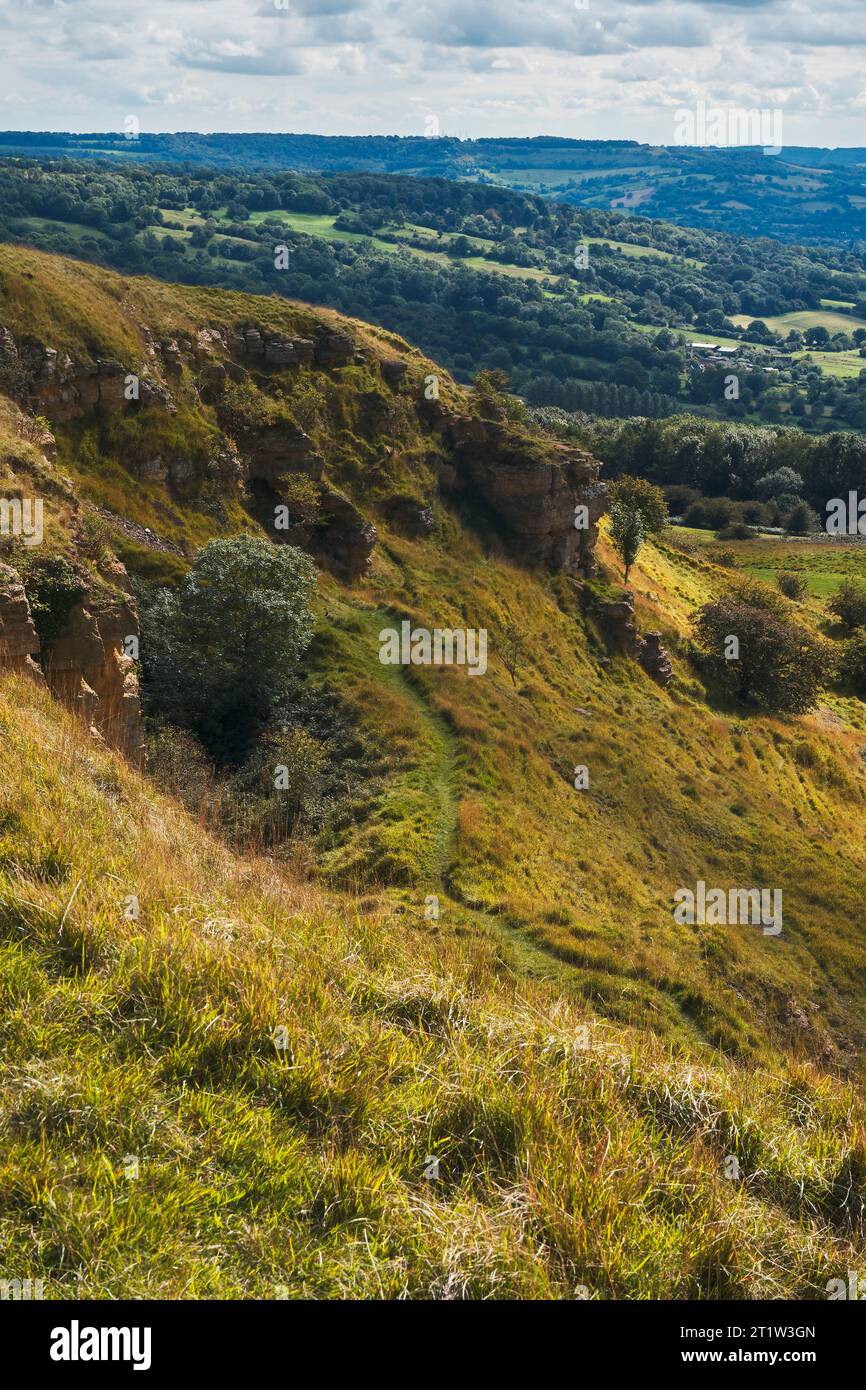 Castle Rock e le pendici di Cleeve Hill sul percorso della Cotswold Way nel Gloucestershire. Foto Stock