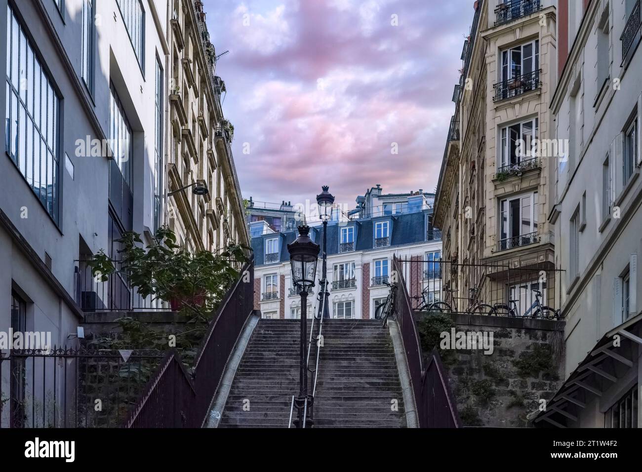 Parigi, romantica scalinata a Montmartre, edifici tipici e pavimento luminoso Foto Stock