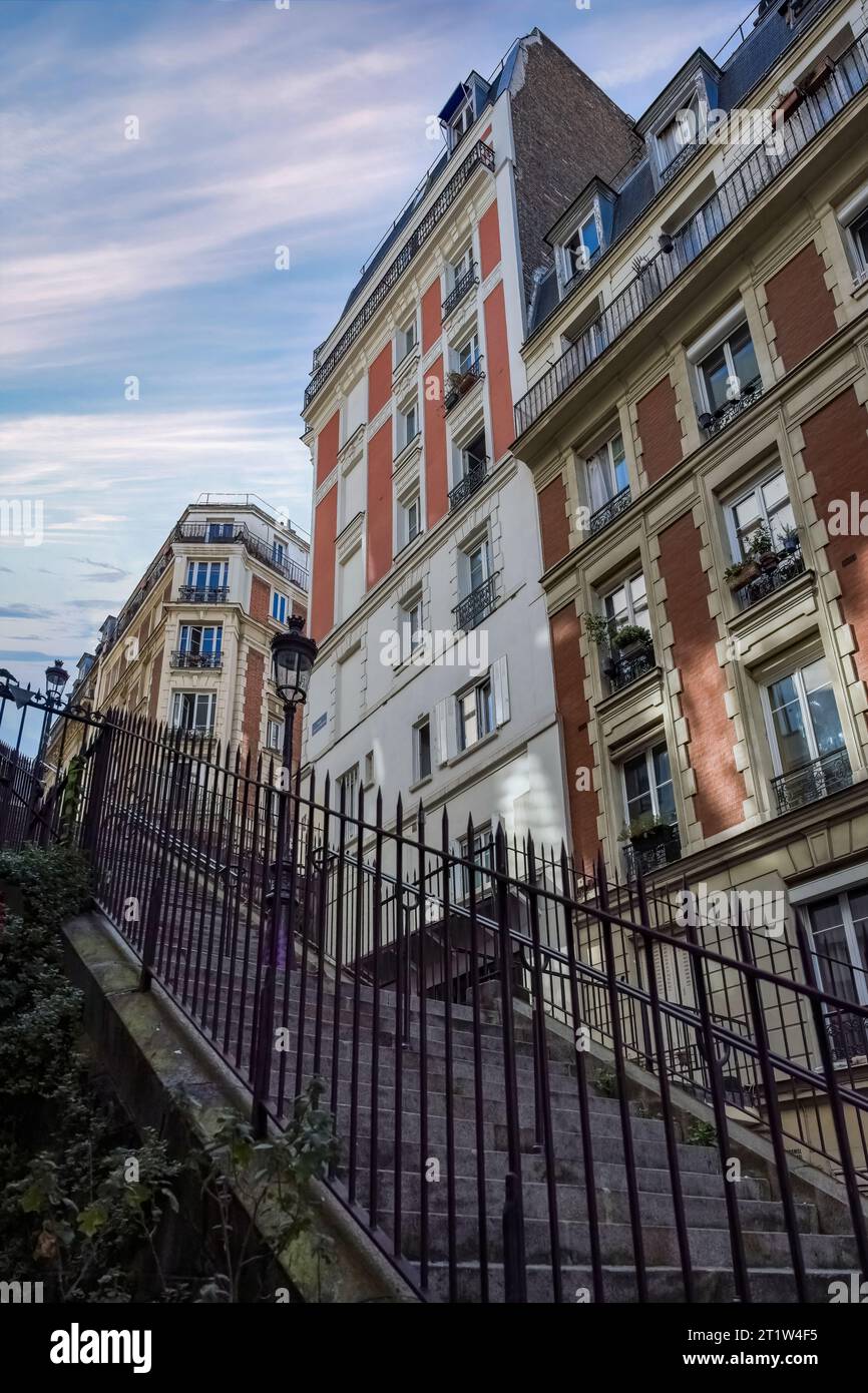 Parigi, romantica scalinata a Montmartre, edifici tipici e pavimento luminoso Foto Stock