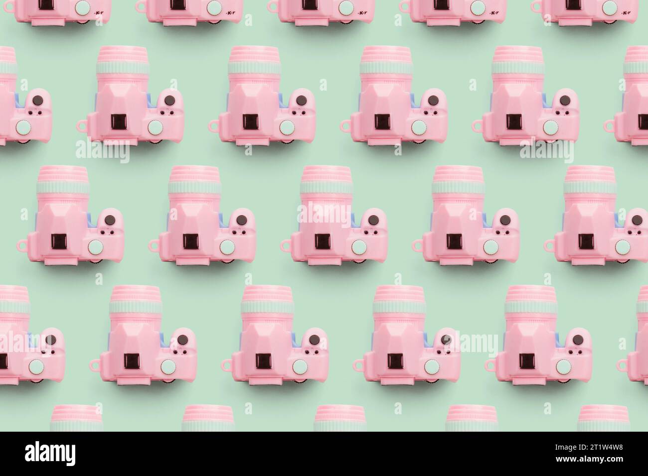 Pattern con fotocamera su sfondo color pastello, vista dall'alto Foto Stock