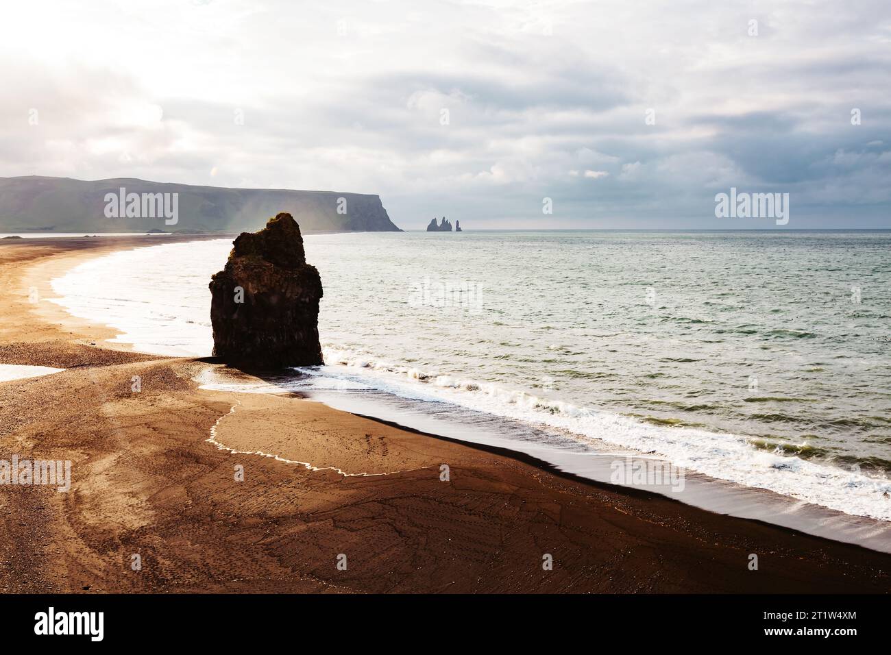 Vista sulla spiaggia di Kirkjufjara e sulla scogliera di Arnardrangur. Popolare attrazione turistica. Scena drammatica. Posizione Place Sudurland, cape Dyrholaey, Vic Village, M. Foto Stock