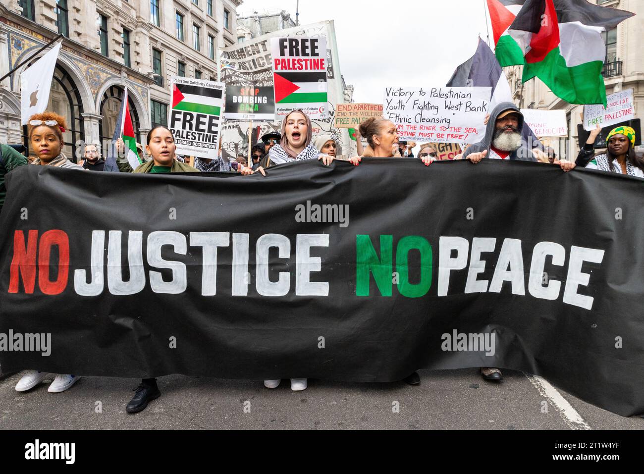 Protesta per la Palestina dopo l'escalation dell'azione militare nel conflitto della Striscia di Gaza tra Israele e Hamas. Nessuna giustizia, nessuna bandiera di pace Foto Stock