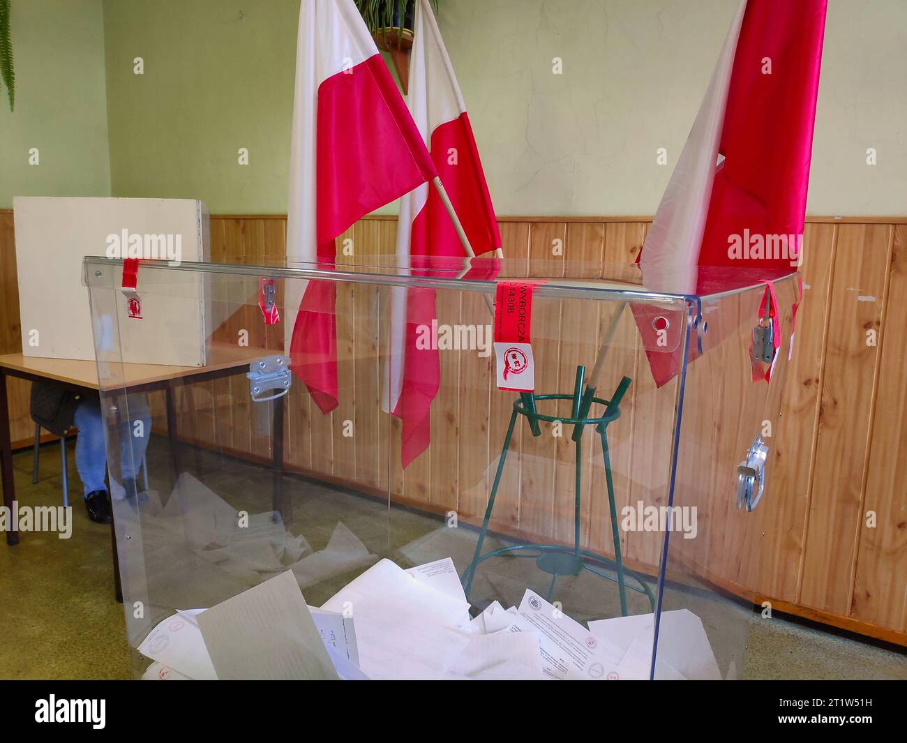 BYTOM, POLONIA - 15 OTTOBRE 2023: Seggi elettorali presso il collegio elettorale locale nelle elezioni parlamentari (polacco: Wybory Parlametarne) in Polonia. Foto Stock