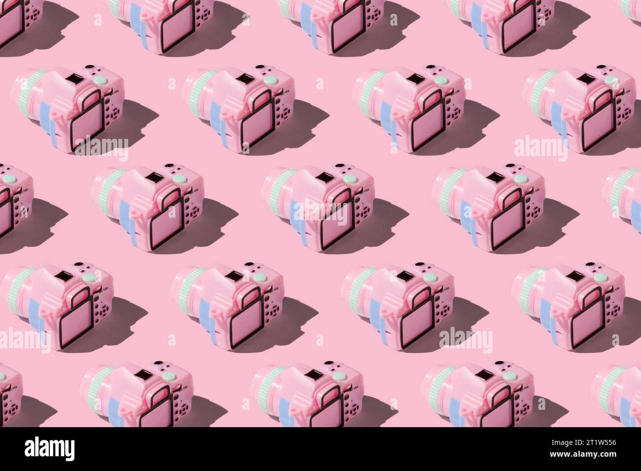 Pattern con fotocamera su sfondo color pastello Foto Stock