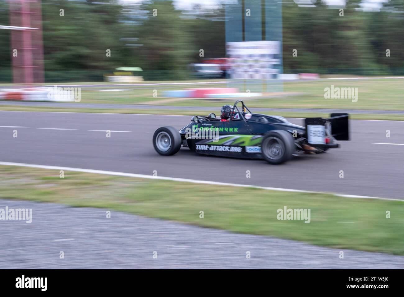 Brest, Bielorussia - 16 settembre 2023: Auto da corsa veloce in pista. Allungare la foto. Foto Stock