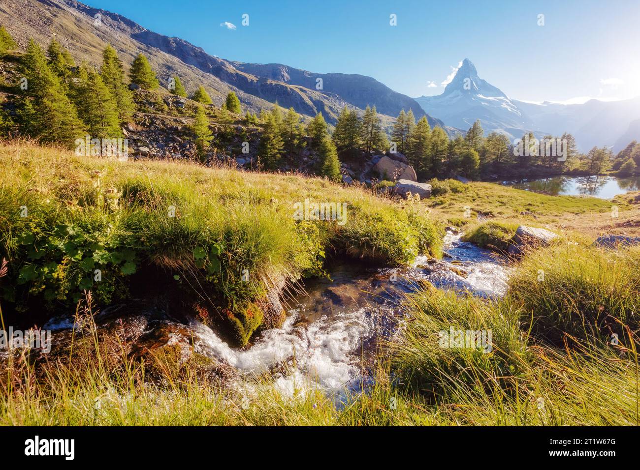 Dintorni panoramici con la famosa vetta del Cervino nella valle alpina. Scena drammatica e pittoresca. Ubicazione Place Alpi Svizzere, Grindjisee, Vallese regione Foto Stock