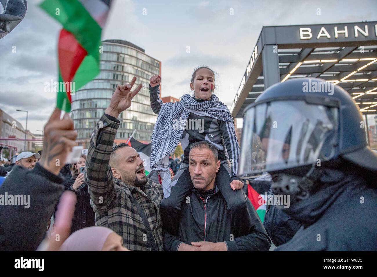 Domenica pomeriggio, 15 ottobre 2023, circa 1.000 manifestanti pro-palestinesi si sono riuniti a Potsdamer Platz a Berlino nonostante il divieto di tali assemblee. La polizia ha tentato di disperdere la folla, esortando i partecipanti ad andarsene. Una veglia con circa 50 partecipanti fu inizialmente registrata e approvata a Potsdamer Platz. Tuttavia, i manifestanti filo-palestinesi avrebbero "dirottato” questo evento. Sullo sfondo del recente attacco terroristico di Hamas contro Israele e dei successivi contrattacchi israeliani, la polizia di Berlino ha vietato riunioni sospettate di promuovere antisemiti o estremi Foto Stock