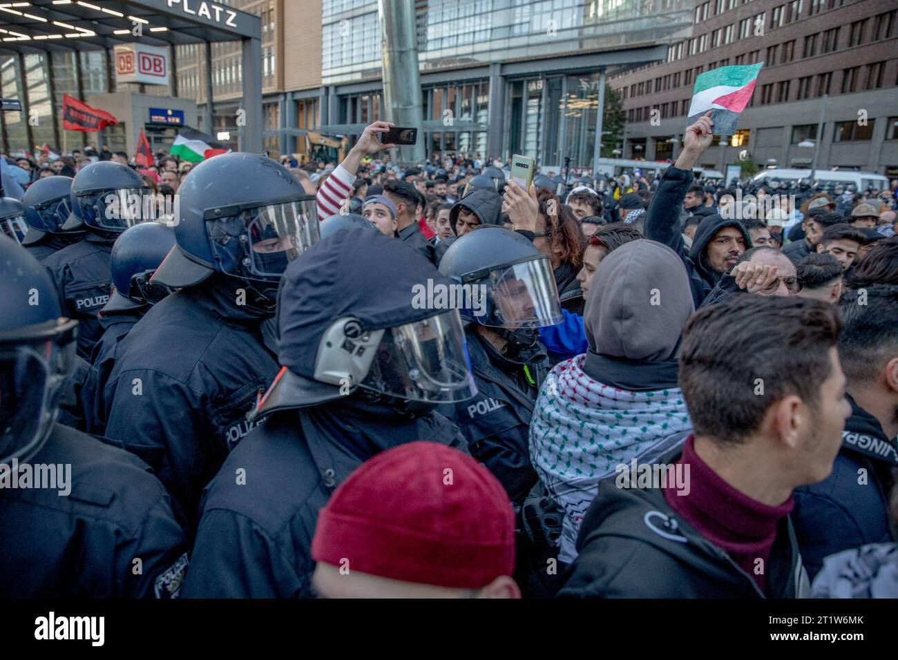 Domenica pomeriggio, 15 ottobre 2023, circa 1.000 manifestanti pro-palestinesi si sono riuniti a Potsdamer Platz a Berlino nonostante il divieto di tali assemblee. La polizia ha tentato di disperdere la folla, esortando i partecipanti ad andarsene. Una veglia con circa 50 partecipanti fu inizialmente registrata e approvata a Potsdamer Platz. Tuttavia, i manifestanti filo-palestinesi avrebbero "dirottato” questo evento. Sullo sfondo del recente attacco terroristico di Hamas contro Israele e dei successivi contrattacchi israeliani, la polizia di Berlino ha vietato riunioni sospettate di promuovere antisemiti o estremi Foto Stock