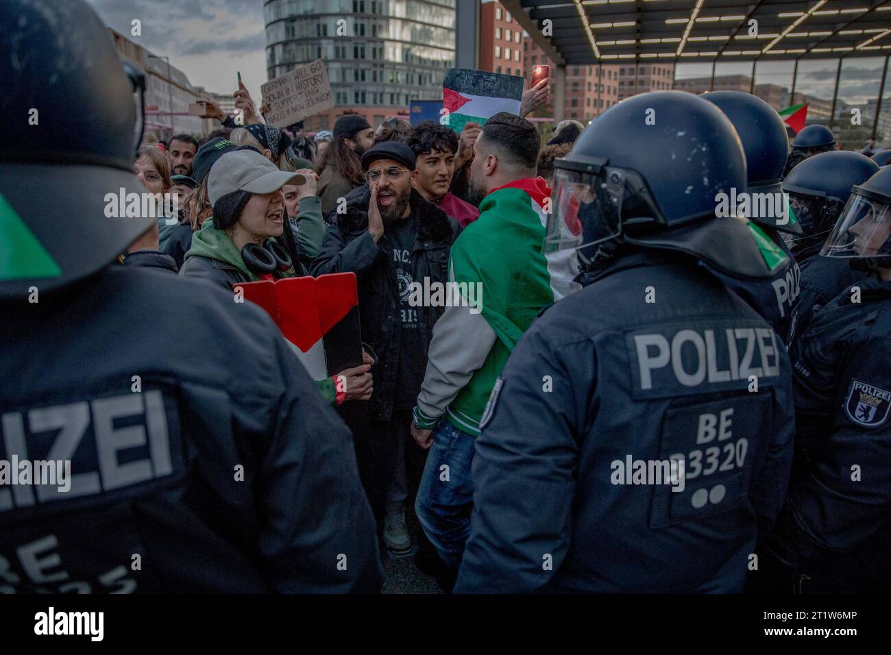 Domenica pomeriggio, 15 ottobre 2023, circa 1.000 manifestanti pro-palestinesi si sono riuniti a Potsdamer Platz a Berlino nonostante il divieto di tali assemblee. La polizia ha tentato di disperdere la folla, esortando i partecipanti ad andarsene. Una veglia con circa 50 partecipanti fu inizialmente registrata e approvata a Potsdamer Platz. Tuttavia, i manifestanti filo-palestinesi avrebbero "dirottato” questo evento. Sullo sfondo del recente attacco terroristico di Hamas contro Israele e dei successivi contrattacchi israeliani, la polizia di Berlino ha vietato riunioni sospettate di promuovere antisemiti o estremi Foto Stock