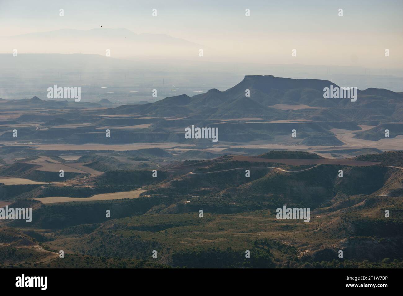 Vista del paesaggio del deserto nero di Bardena Negra o Bardena delle Bardenas Reales con vegetazione, Navarra, Spagna Foto Stock