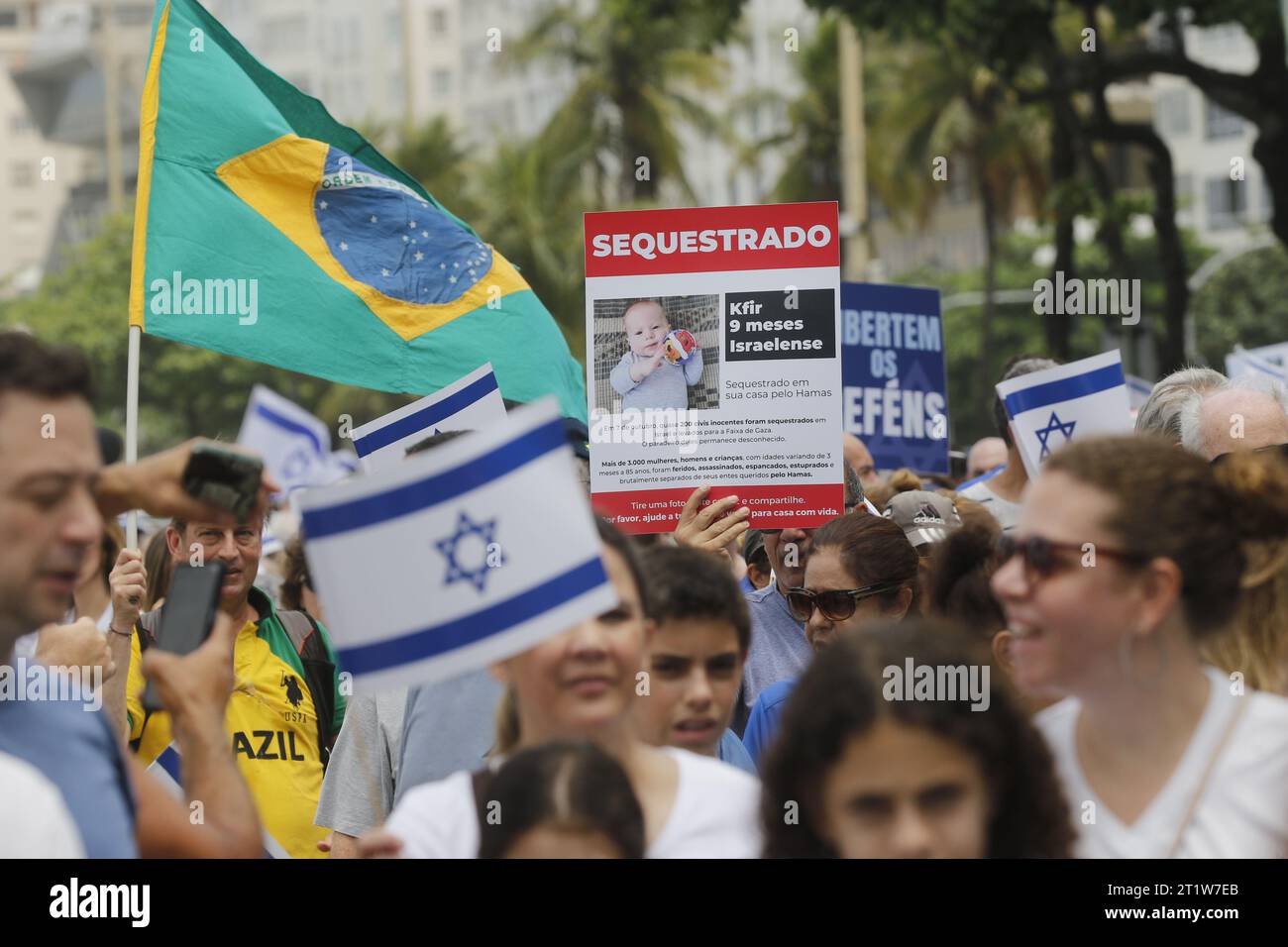 La comunità ebraica marcia a sostegno di Israele nel conflitto con Hamas, a Copacabana. Manifestazione del popolo ebraico con bandiere israeliane e giudaismo Foto Stock