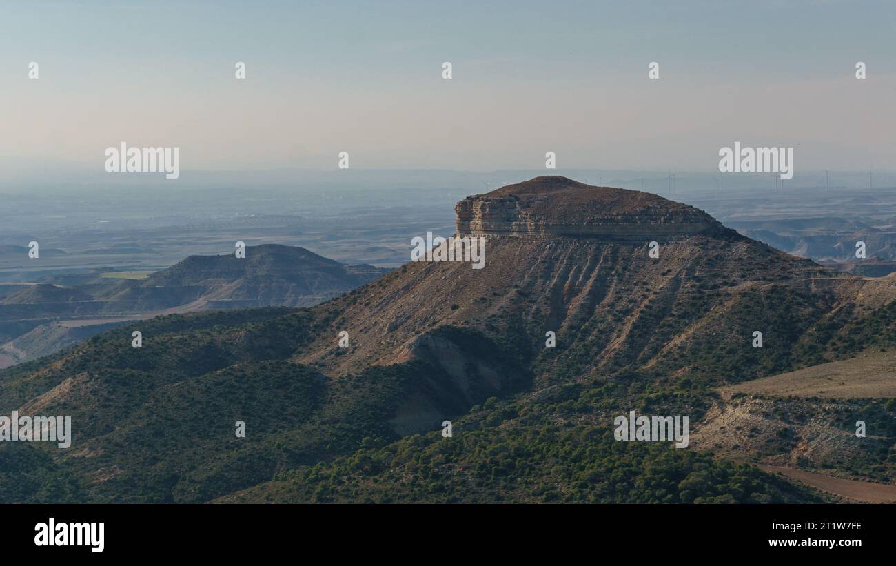 Vista del paesaggio del deserto nero di Bardena Negra o Bardena delle Bardenas Reales con vegetazione, Navarra, Spagna Foto Stock