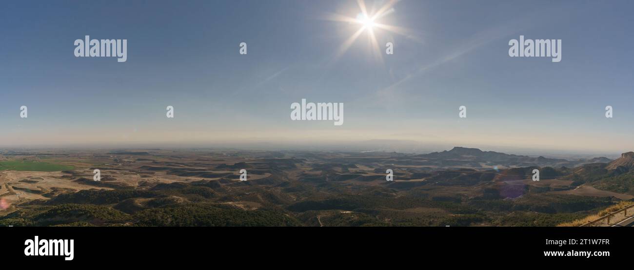 Vista del paesaggio del deserto nero di Bardena Negra o Bardena delle Bardenas Reales con vegetazione, Navarra, Spagna Foto Stock