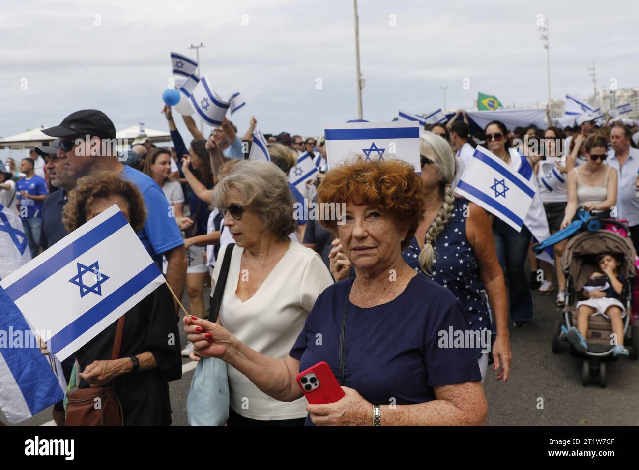 La comunità ebraica marcia a sostegno di Israele nel conflitto con Hamas, a Copacabana. Manifestazione del popolo ebraico con bandiere israeliane e giudaismo Foto Stock