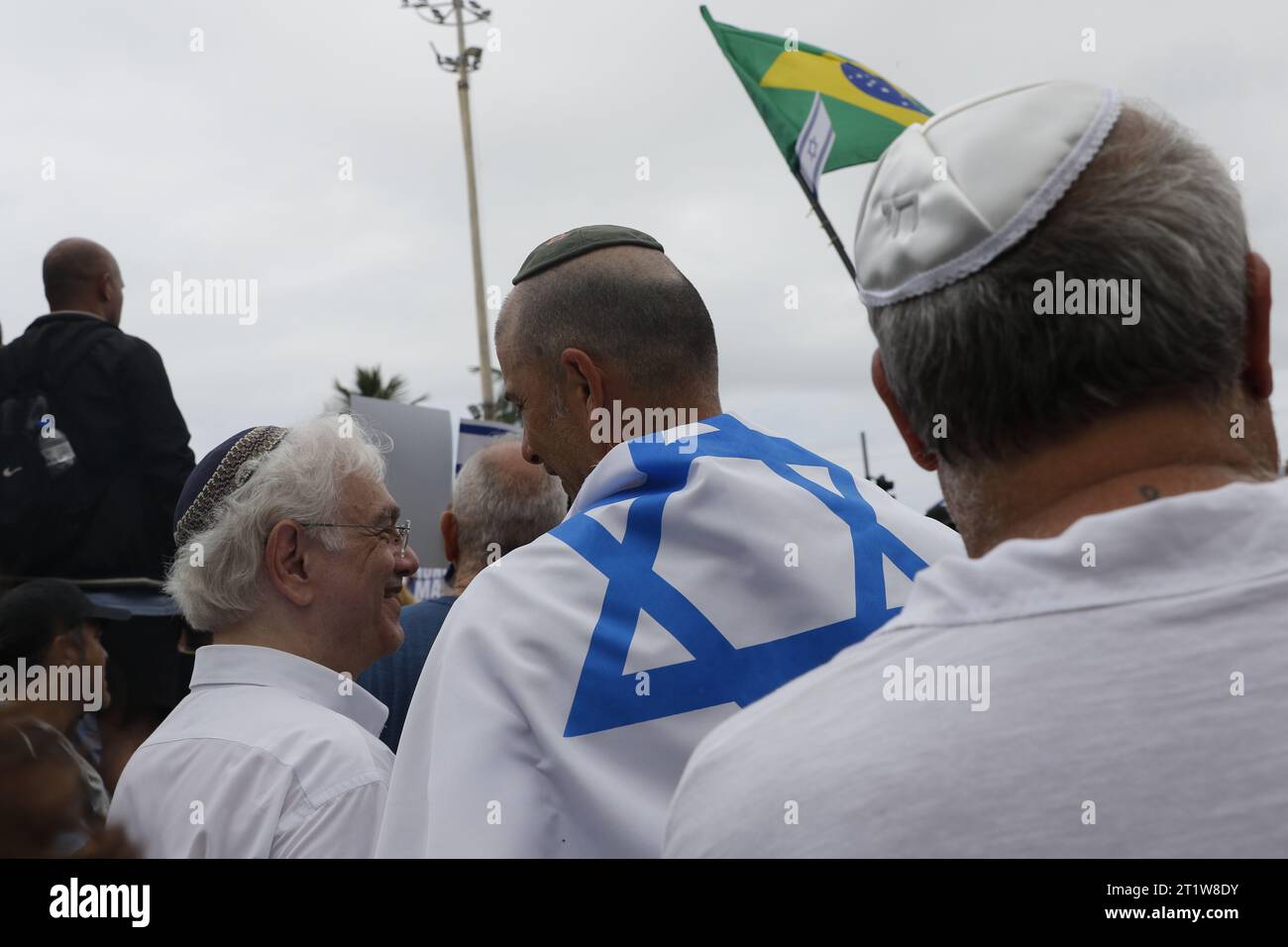 La comunità ebraica marcia a sostegno di Israele nel conflitto con Hamas, a Copacabana. Manifestazione del popolo ebraico con bandiere israeliane e giudaismo Foto Stock