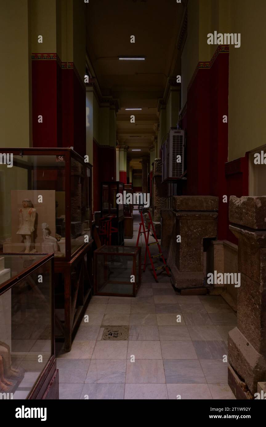 La ricca storia si svolge nelle navate del Museo egizio del cairo, dove un'accattivante gamma di manufatti di valore non sembra trovare il suo posto. Foto Stock