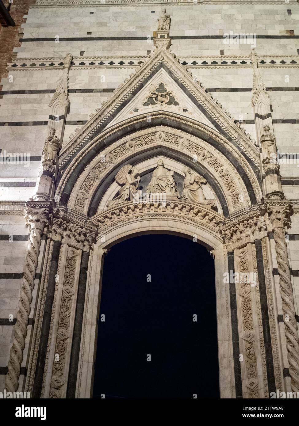 La lunetta del portale verso Piazza Duomo, Siena Foto Stock