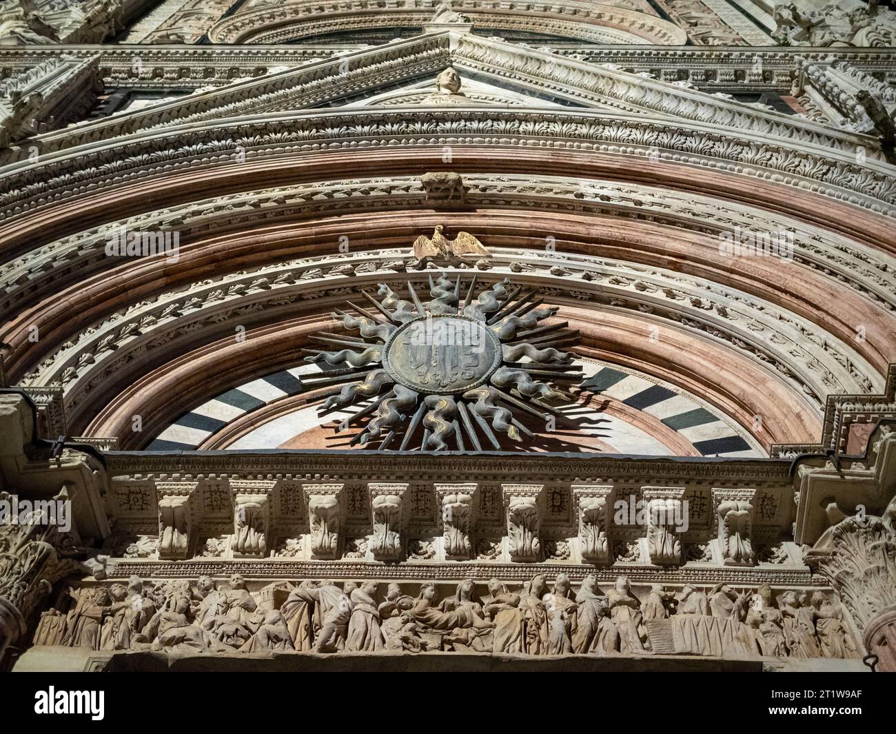 Il trigramma di Cristo al timpano della porta centrale del Duomo di Siena Foto Stock