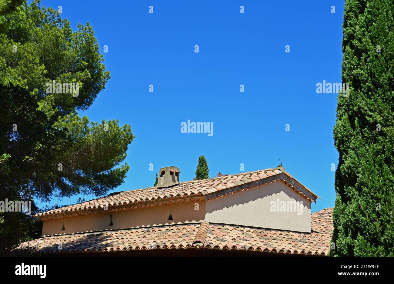 Il tetto dell'edificio è coperto di piastrelle Foto Stock