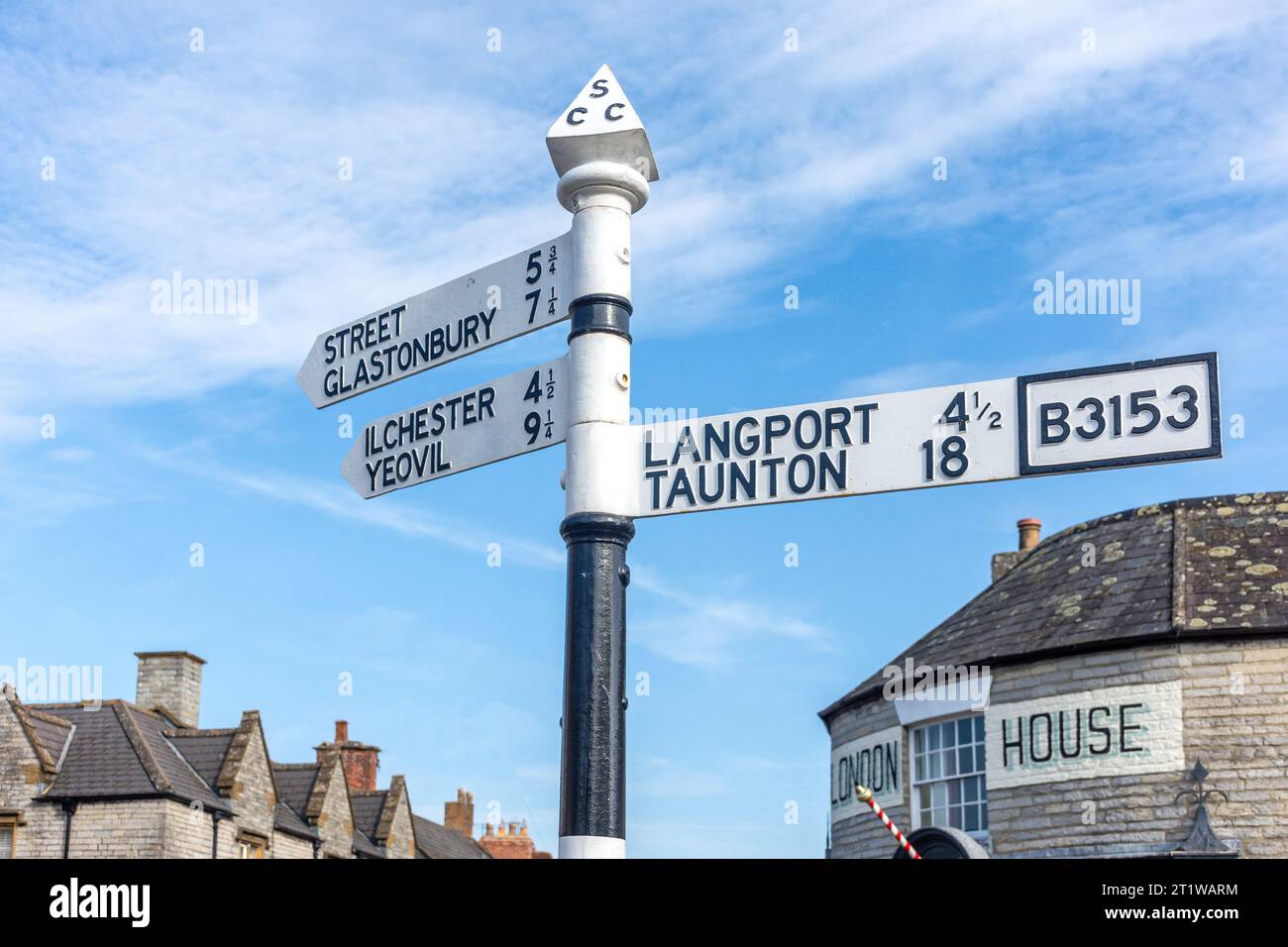 Cartello stradale d'epoca, Broad Street, Somerton, Somerset, Inghilterra, Regno Unito Foto Stock