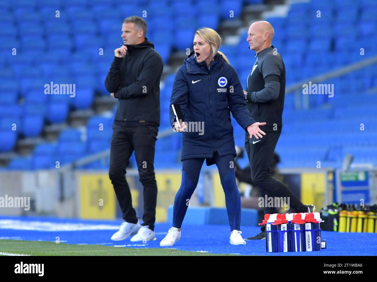 Brighton Regno Unito 15 ottobre 2023 - Melissa Phillips, capo-allenatore di Brighton, si scalda sulla linea di contatto durante la partita di calcio femminile della Super League Barclays tra Brighton e Hove Albion e Tottenham Hotspur all'American Express Stadium (solo per uso editoriale): Credit Simon Dack /TPI/ Alamy Live News Foto Stock