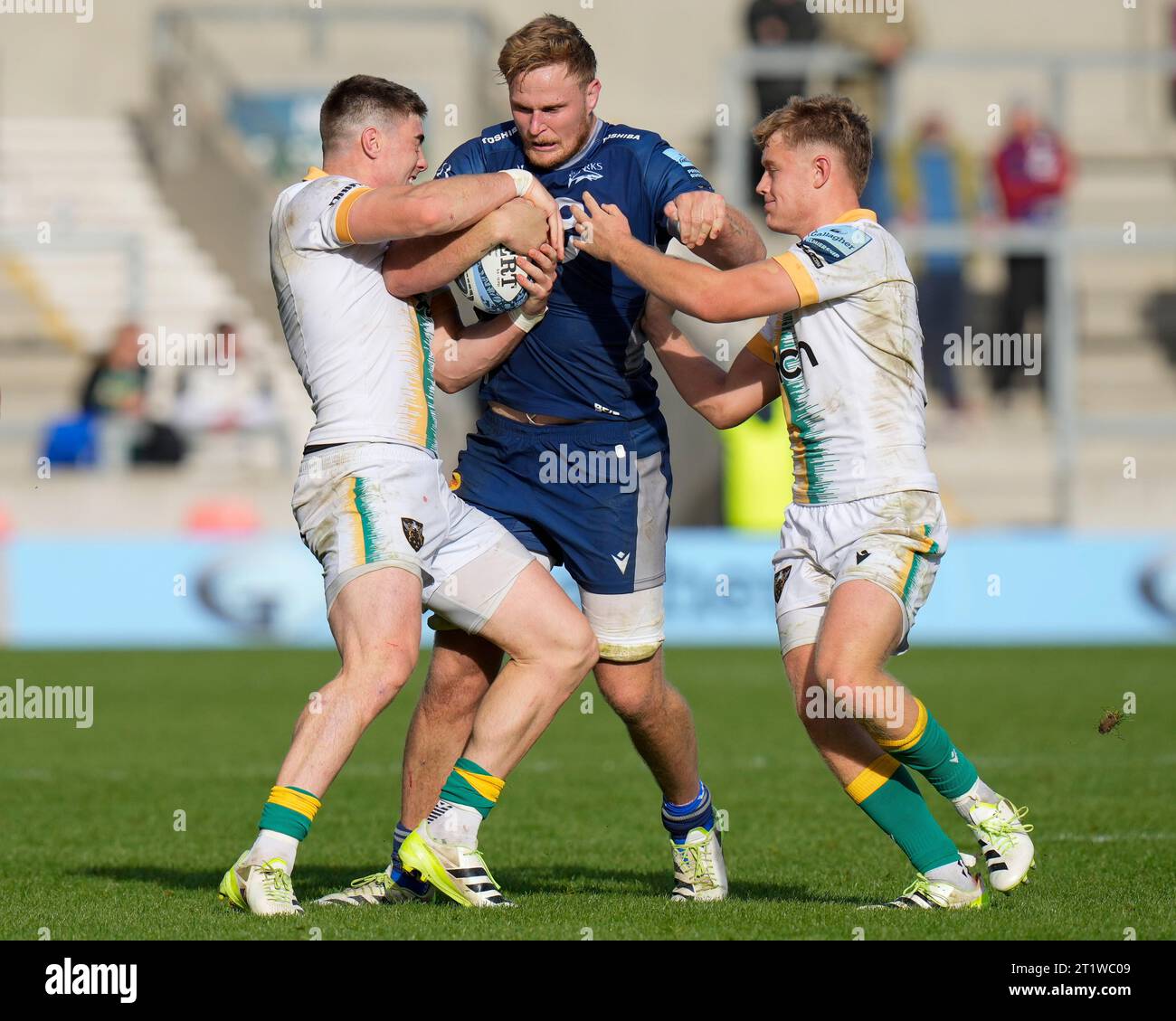 Dan Du Preez n. 8 di sale Sharks corre a Tommy Freeman n. 14 dei Northampton Saints e fin Smith n. 10 dei Northampton Saintsdurante il Gallagher Premiership Match sale Sharks vs Northampton Saints all'AJ Bell Stadium, Eccles, Regno Unito, 15 ottobre 2023 (foto di Steve Flynn/News Images) Foto Stock
