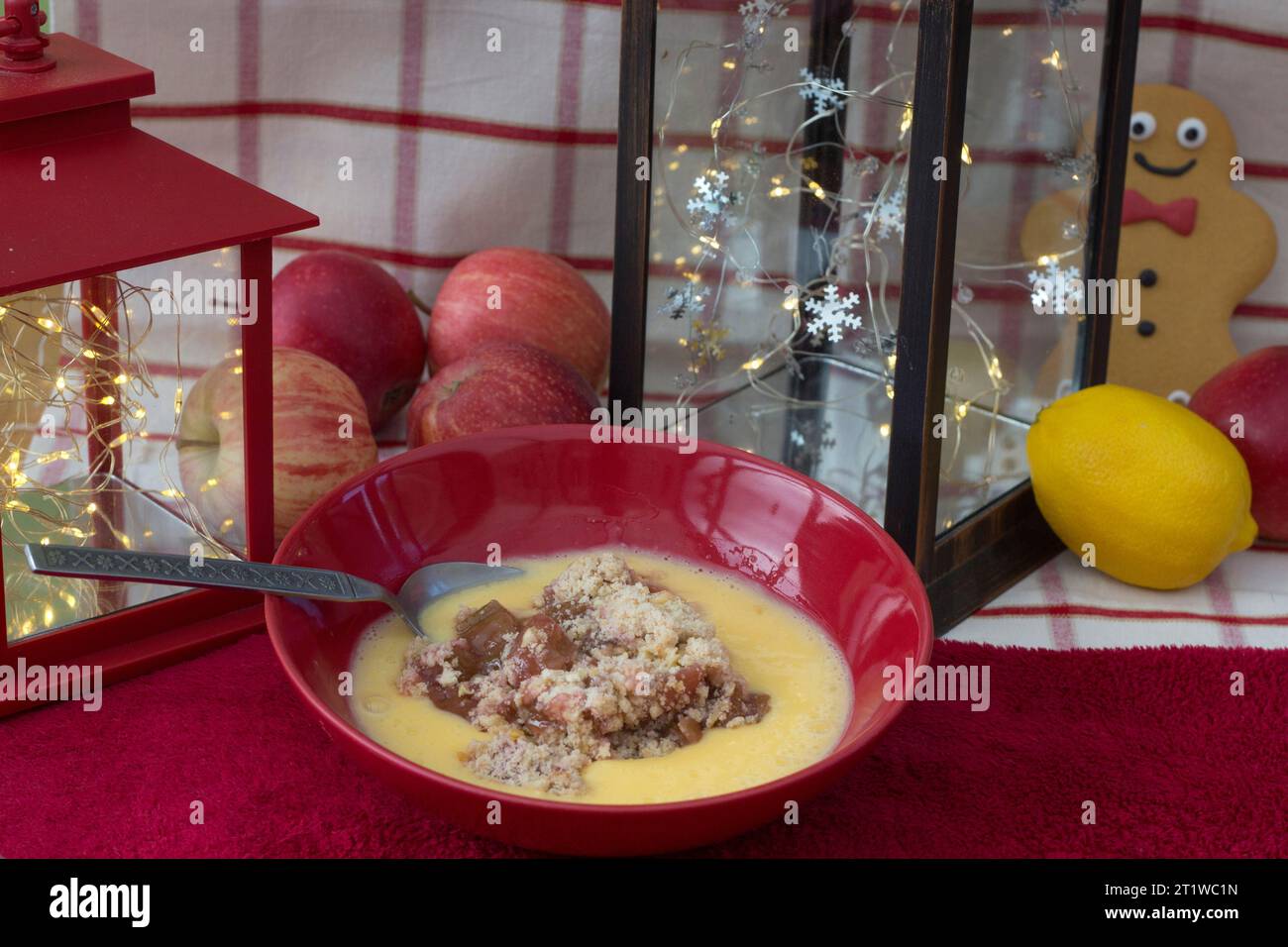 Grande porzione di rabarbaro e crumble di mele con crema pasticcera calda per un abbondante budino invernale Foto Stock