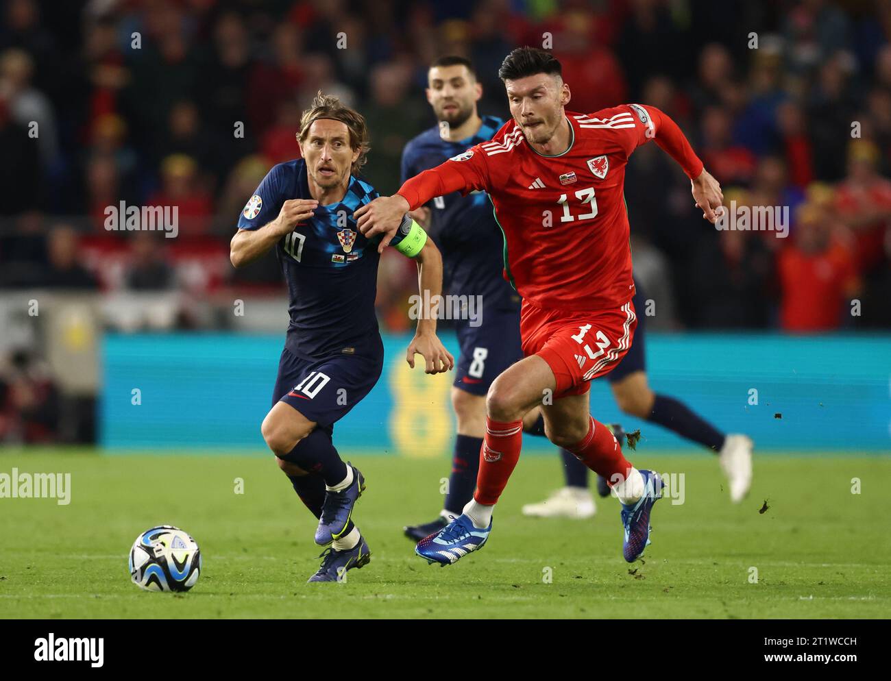 Cardiff, Regno Unito. 15 ottobre 2023. Luka Modric della Croazia si tuffa con Kiefer Moore del Galles durante la partita di qualificazione al Campionato europeo UEFA al Cardiff City Stadium di Cardiff. Il credito fotografico dovrebbe leggere: Darren Staples/Sportimage Credit: Sportimage Ltd/Alamy Live News Foto Stock