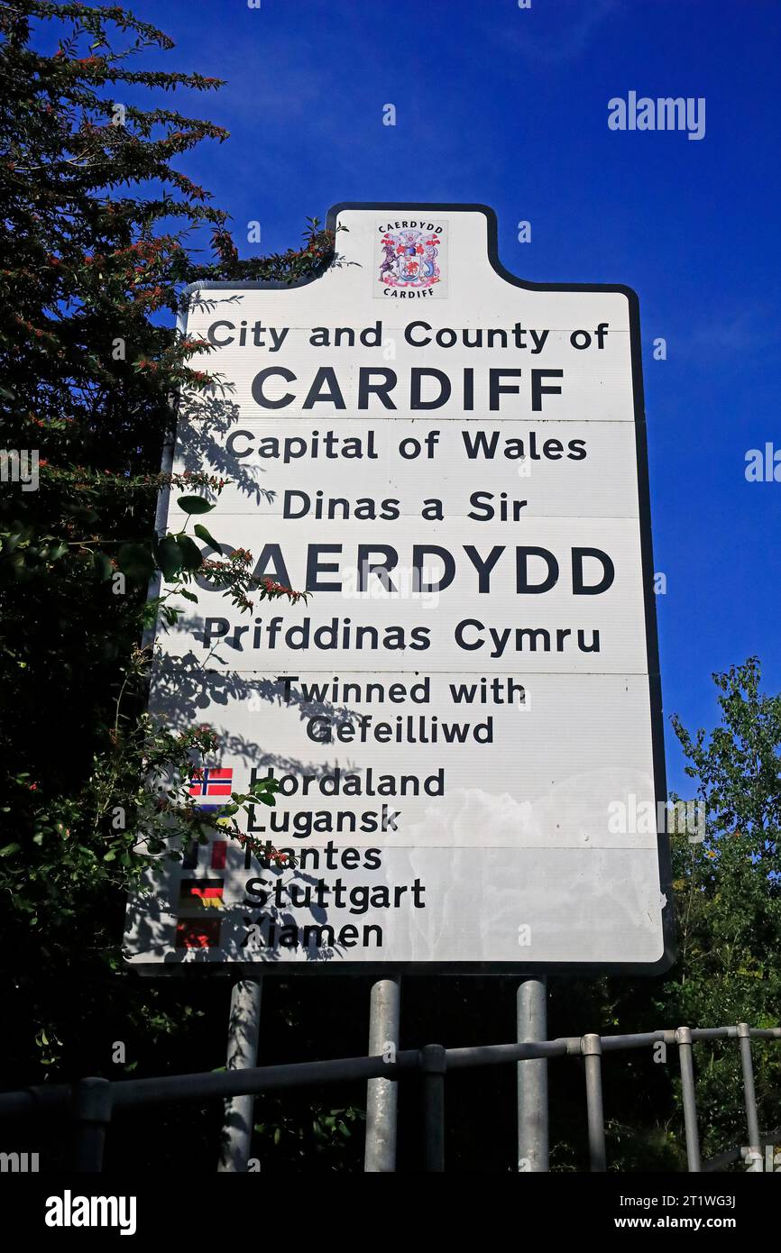 Città e contea di Cardiff grande insegna bilingue, Leckwith, Cardiff, Galles del Sud, 2023 Foto Stock