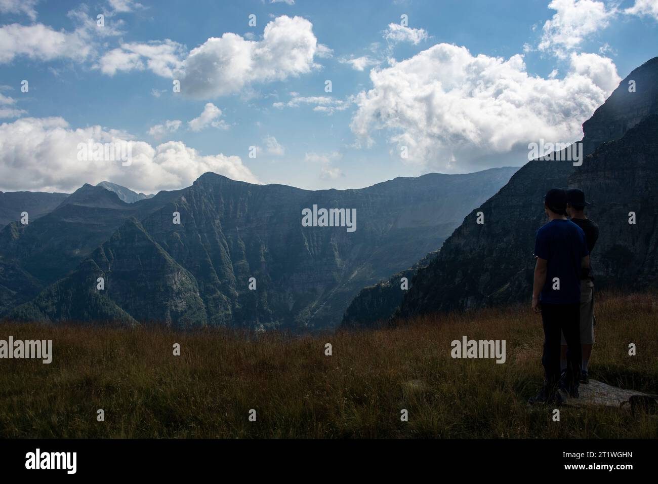 Wanderer am passo del Rampi im wilden Tessin Foto Stock