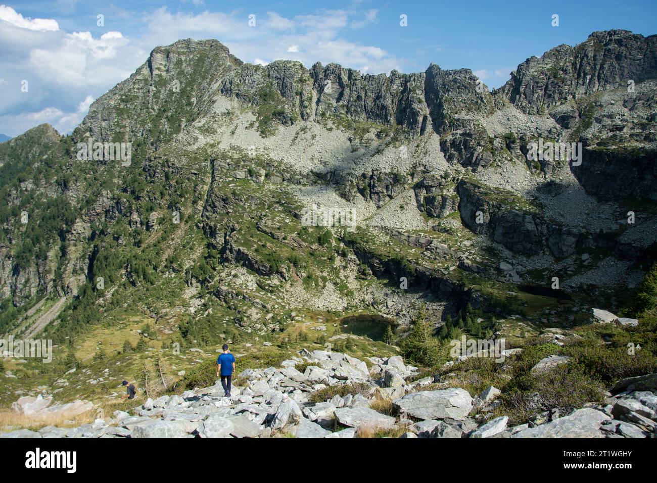 Wanderer an idylischem Bergsee im wilden und abgelegenen Val Marcri im Tessin Foto Stock