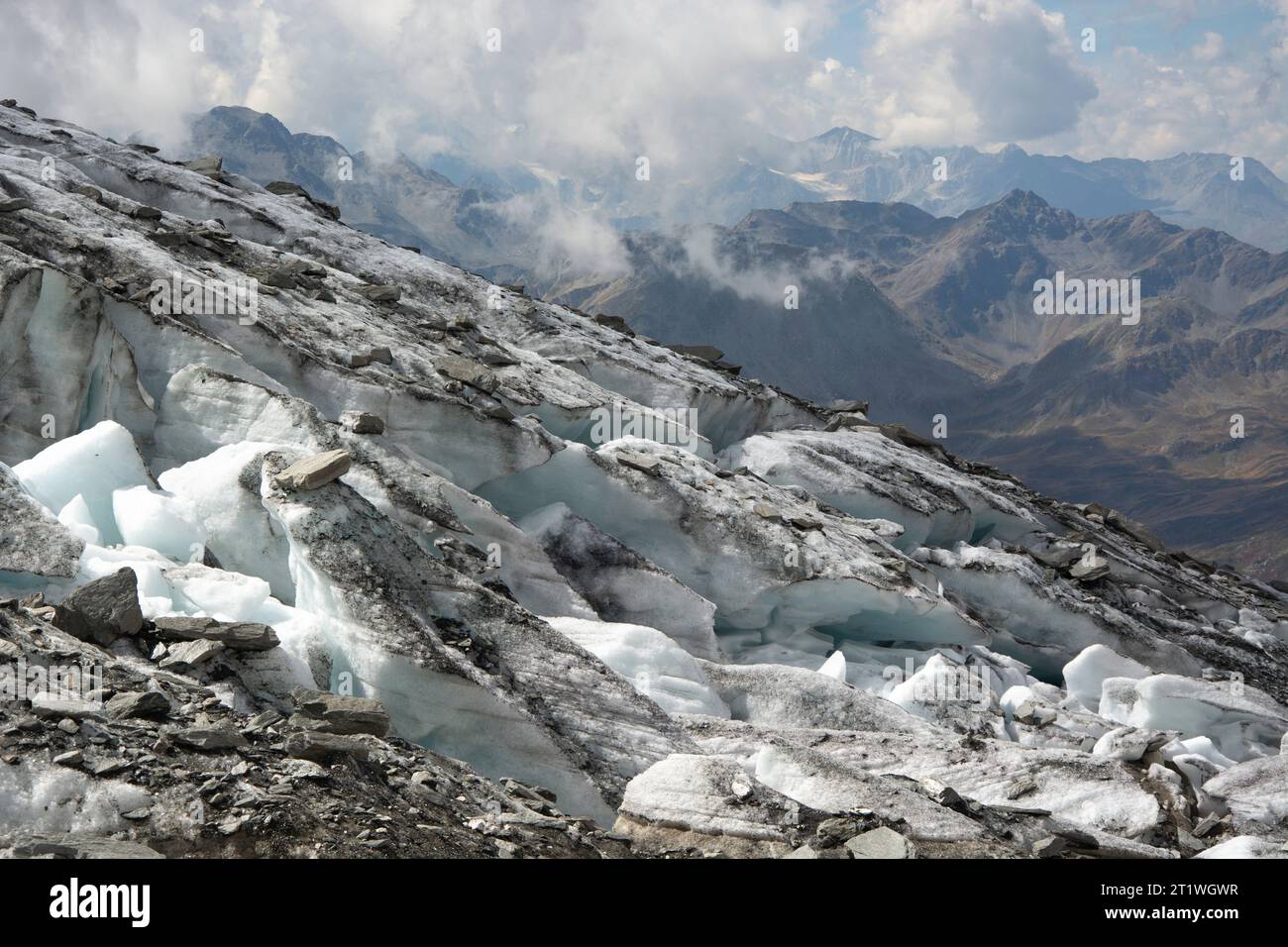 Schmelzendes Eis beim Chaltwassergletscher im Wallis Foto Stock