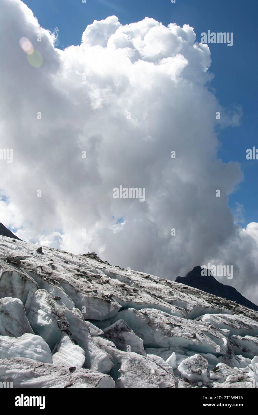 Schmelzendes Eis beim Chaltwassergletscher im Wallis Foto Stock
