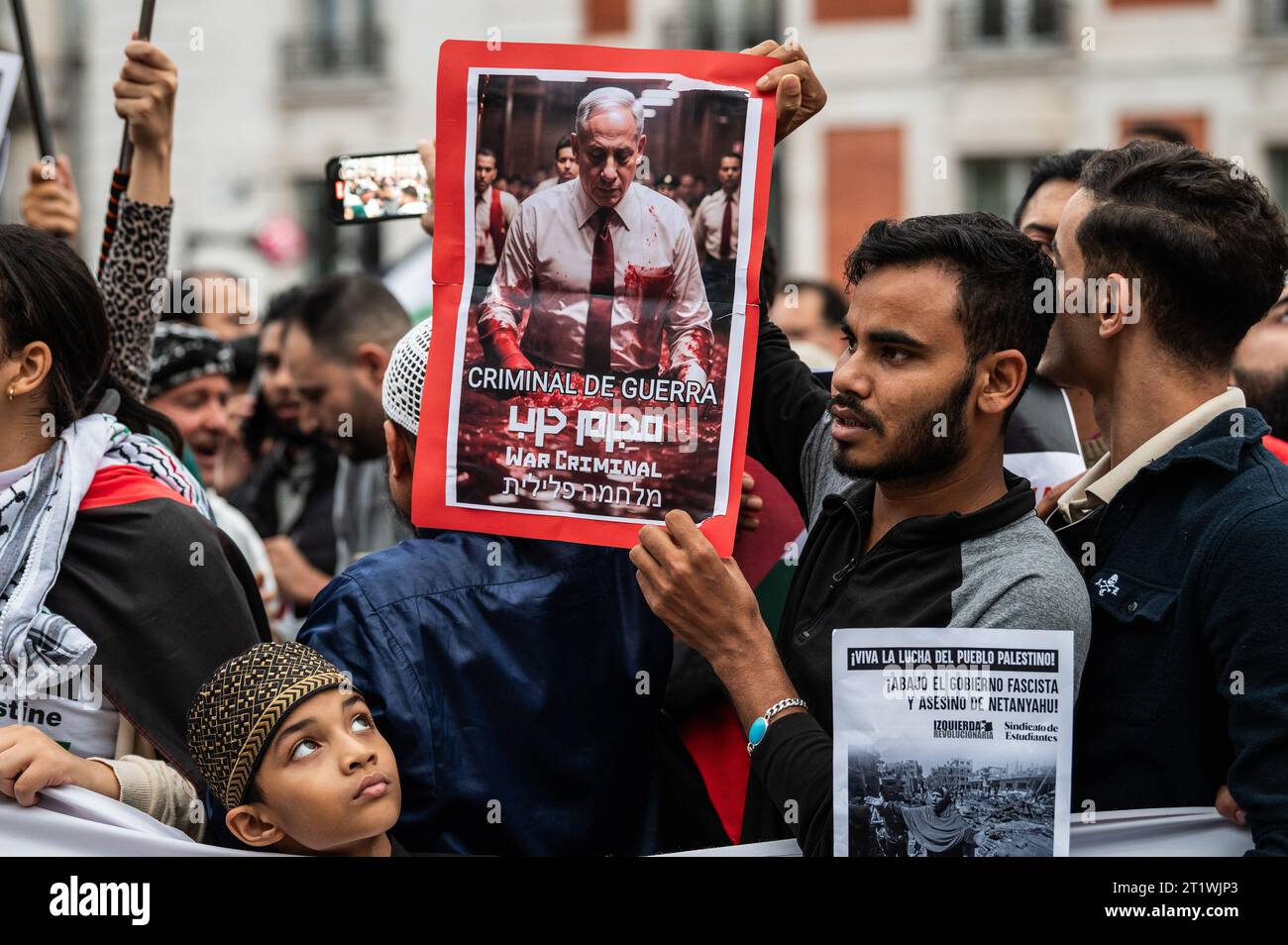 Madrid, Spagna. 15 ottobre 2023. Manifestanti che portano cartelli durante una manifestazione a sostegno della Palestina. La comunità palestinese di Madrid è scesa in strada per dimostrare il proprio sostegno al popolo palestinese e per protestare contro gli attacchi israeliani contro la Striscia di Gaza durante il conflitto israelo-palestinese. Il gruppo militante palestinese Hamas ha lanciato il più grande attacco a sorpresa da Gaza il 7 ottobre, che ha portato a una dichiarazione di guerra da parte del primo ministro israeliano Benjamin Netanyahu. Crediti: Marcos del Mazo/Alamy Live News Foto Stock